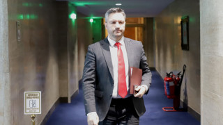 Румен Радев е избрал заради съдебните битки на Корнелия Нинова