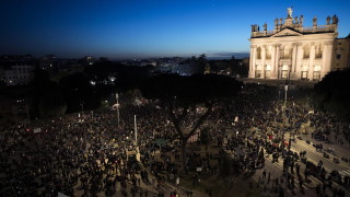 Около 40 000 души участваха снощи в протестен митинг концерт