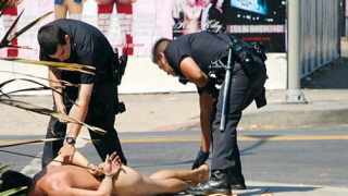 Гол крадец се заклещи в комина на магазин