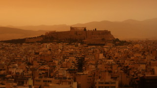 Оранжева мъгла се спусна над гръцката столица Атина след като