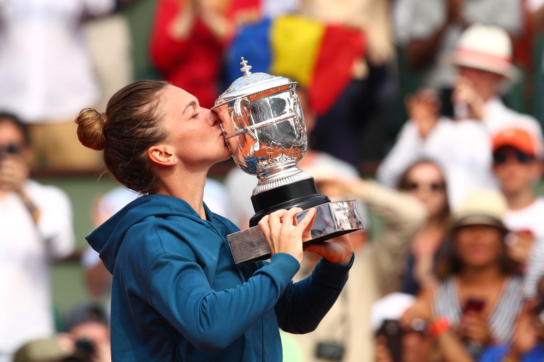 Симона Халеп през 2018 година с купата от French Open