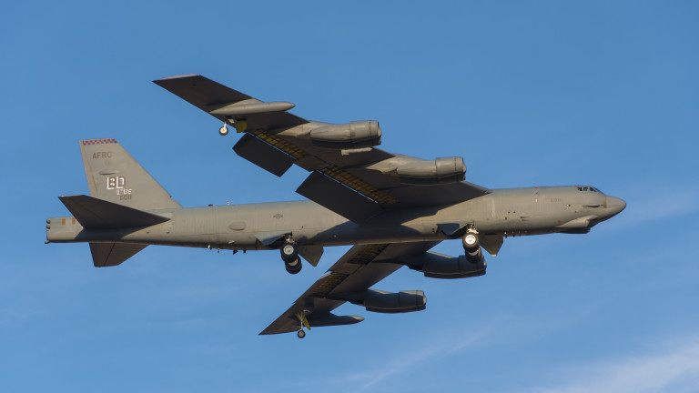 Американски бомбардировач Б-52 е прелетял в близост до границите на