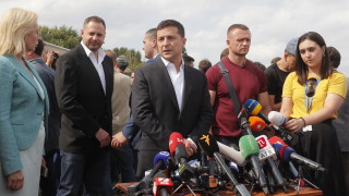 Президентът на Украйна Владимир Зеленски призова Запада да не отменя