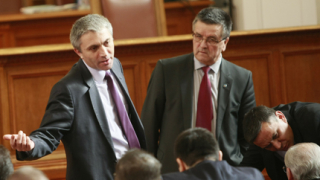 Наказание на депутата Карадайъ за непристойно поведение искат негови колеги
