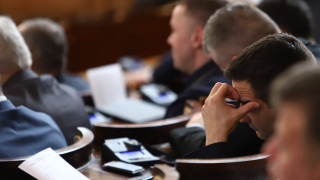 Председателстващият заседанието на парламента Йордан Цонев наказа със забележка двама