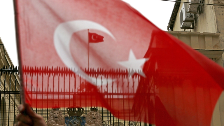 Турски съд разпореди седем от 17-те служители от опозиционния вестник