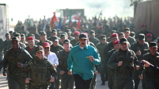 Николас Мадуро показа мускули Президентът на Венецуела посети армейско поделение