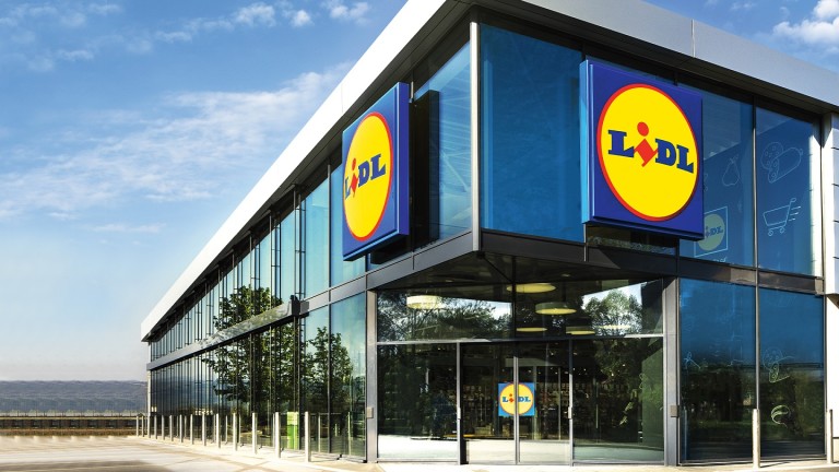 Не, Lidl не маха месото от рафтовете си, но "зелената" промяна е в ход