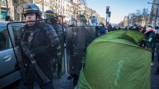 Канадската полиция започна да разчиства протестиращите блокирали ключовия мост свързващ