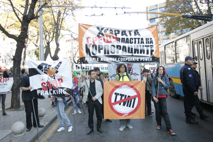 Десетки на протест срещу корпорациите и шистовия газ