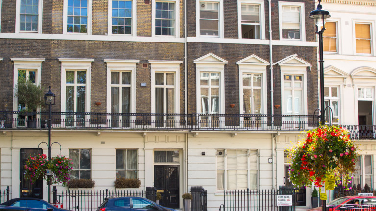 Средната цена на жилищата във Великобритания скочи до рекордните 254 606 британски лири през март