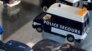 Изложба с над 100 полицейски и пожарникарски фуражки шапки отличителни