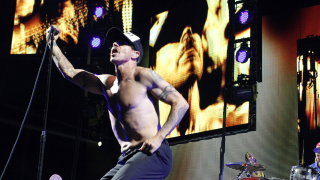Вокалът на Red Hot Chili Peppers се възстановява от гастроентерит