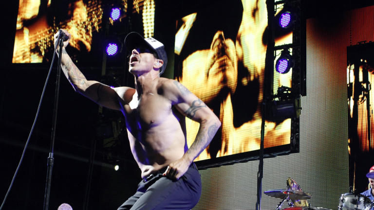 Вокалът на Red Hot Chili Peppers се възстановява от гастроентерит 