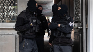 Германската полиция съобщи в петък че провежда обиски в няколко