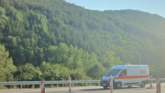 Лекарите се борят за живота на моторист, ударен от микробус край Разград