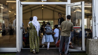 Протестиращи гориха автомобилни гуми пред военна база в централна Нидерландия