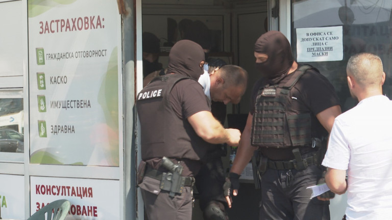 Полицията в Бургас провежда разследване срещу група, която се е