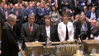 След многочасови дебати и с крехко мнозинство от 27 гласа