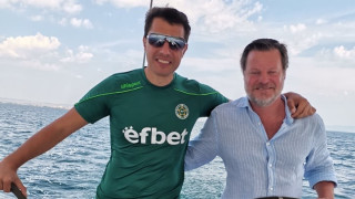 Футболната легенда Стефан Шварц преплува Бургаския залив днес Това обаче