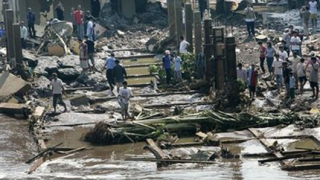 Най-малко 60 загинали при свлачище в Индонезия