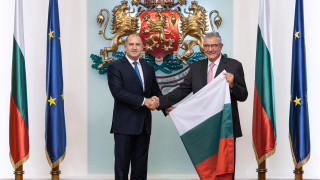 Президентът връчи българското знаме на изследователите в 31 ата Българска антарктическа