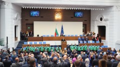 Народното събрание на крака и с аплодисменти посрещна световните вицешампиони по волейбол
