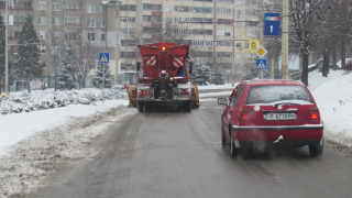 На места пътищата са заледени и заскрежени