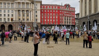 Протест с искане за оставката на правителството се провежда пред