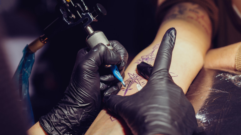 Защо този мъж използва кокаин при татуирането
