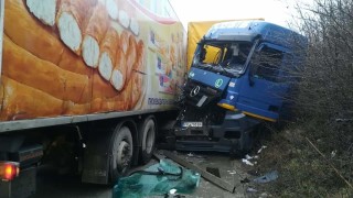 Тежкотоварен камион самокатастрофира в Прохода на Републиката Пострадали няма съобщи