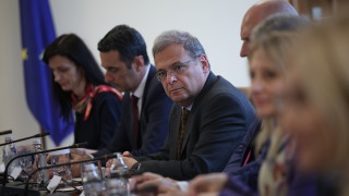 Министърът на околната среда и водите Юлиан Попов не вижда