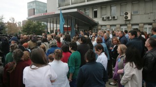 Лекари от Пирогов се събраха на протест пред главния вход