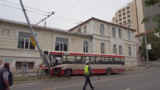 Във Варна градски автобус се заби в стълб, 8 души пострадаха