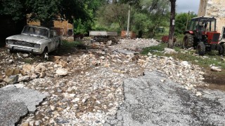 Микроязовир край Харманли преля и наводни пътища