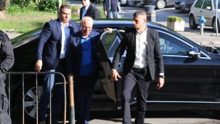 Почетният председател на ДПС Ахмед Доган гласува в една от