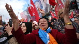  Турция гласоподава в локални избори, които Ердоган може да загуби в огромните градове 