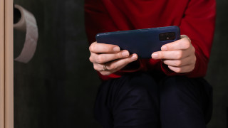 5 причини да не ползваме телефона в тоалетната