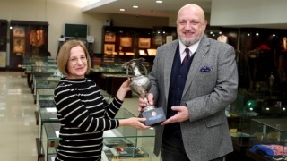 Министърът на младежта и спорта Красен Кралев дари купа спечелена