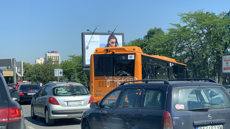Катастрофа между автобус на градския транспорт и лека кола нблокира