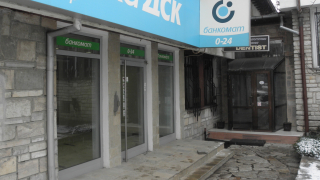 Джип изтръгна банкомат в Банско и го отнесе