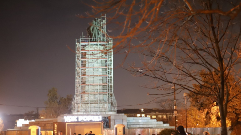 Автоматът от ръката на съветския войник падна