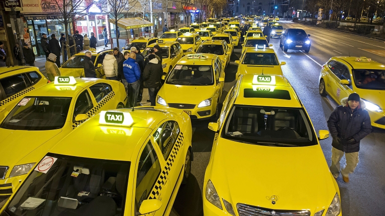 Таксиметровите шофьори в Будапеща скочиха срещу „Юбер”