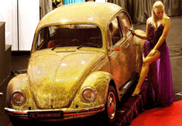 Позлатен Beetle на луксозно шоу в Букурещ
