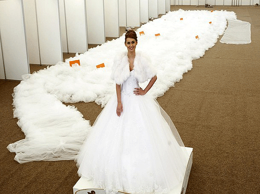 Румъния представи най-дългата сватбена рокля в света (галерия)