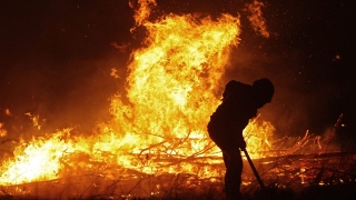 20 000 души се борят с огнения ад в Чили