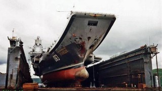 Четирима са ранени при ремонта на Адмирал Кузнецов Властите разследват