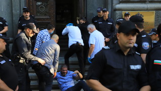 Изкарват със сила протестиращите които влязоха в сградата на Народното