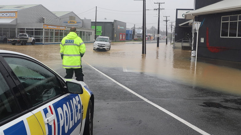 Правителството на Нова Зеландия очаква щетите от опустошителния циклон, който