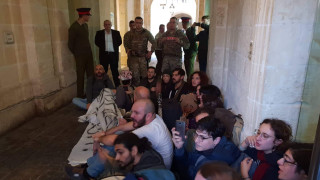 Активисти нахлуха в офиса на малтийския премиер